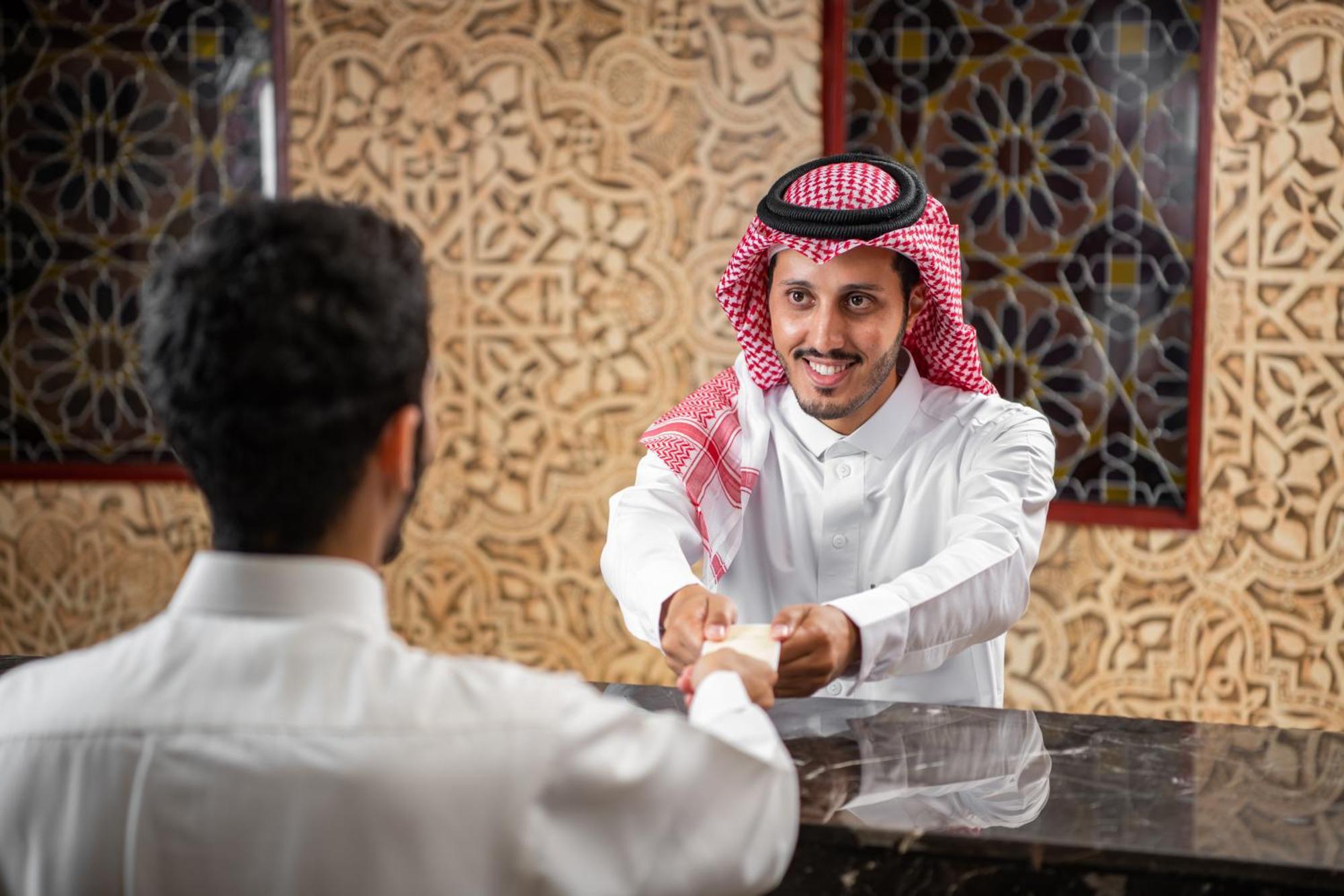 Готель Al Shohada By Palm Rich Makkah Mecca Екстер'єр фото Arab men greeting each other