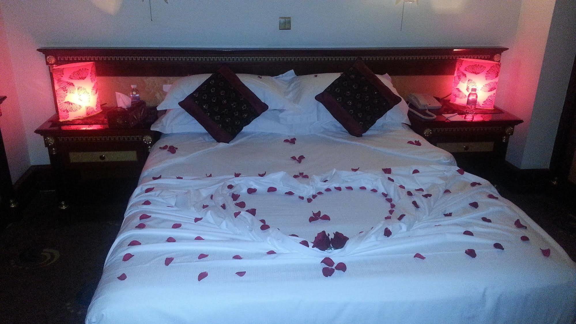 Готель Al Shohada By Palm Rich Makkah Mecca Екстер'єр фото A bed with rose petals